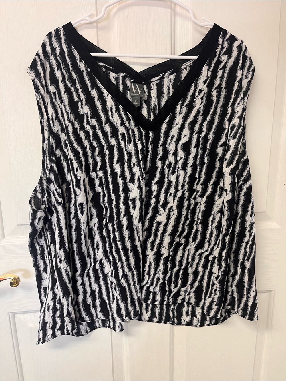 Worthington Black and White V-Neck Sleeveless Tank